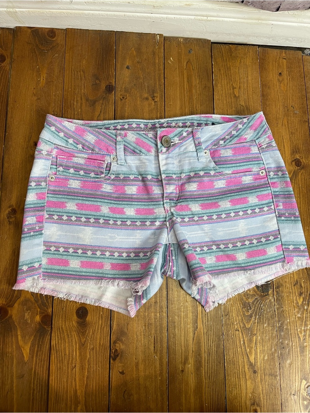 American Eagle Outfitters size 8 Aztec southwest print jean shorts